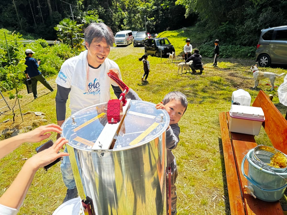 たけのこ村で、みんなと搾るはちみつ
